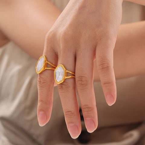 Anello Geometrico Irregolare in Conchiglia Bianca Placcato Oro 18K in Acciaio al Titanio Regolabile per Donna Gioielli Vintage
