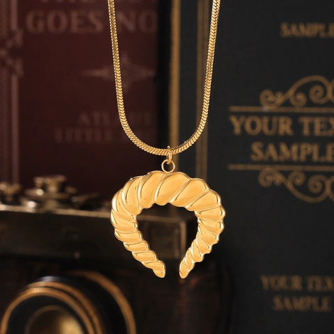 Collier Pendentif Croissant Nervuré en Acier Titane Plaqué Or 18k Chaîne Serpent Collier Clavicule Corne pour Femme
