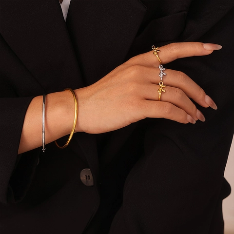Anello con Fiocco in Acciaio Inossidabile Bracciale con Chiusura Liscia Gioielli Placcati in Oro 18K PVD Elegante Minimalista per Donna Accessorio