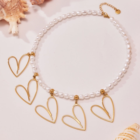 Collana Girocollo di Moda in Acciaio Inossidabile con Perle di Conchiglia e Cinque Grandi Pendenti a Cuore Traforati da Donna