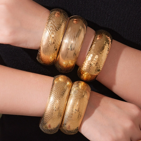 Bracciale Rigido in Acciaio Inossidabile Placcato Oro 18K per Donna Texture Martellata Spazzolata Aperto Lusso Gioielli Moda