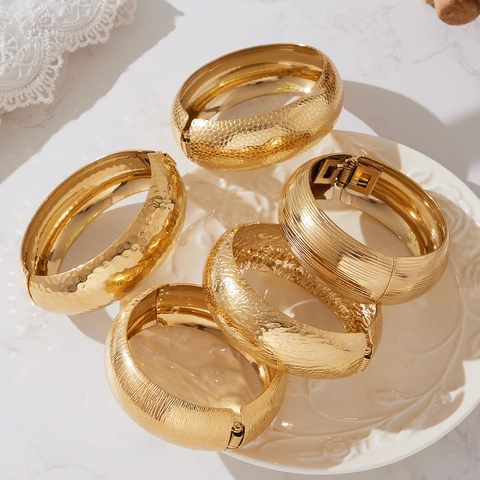 Bracciale Rigido in Acciaio Inossidabile Placcato Oro 18K per Donna Texture Martellata Spazzolata Aperto Lusso Gioielli Moda