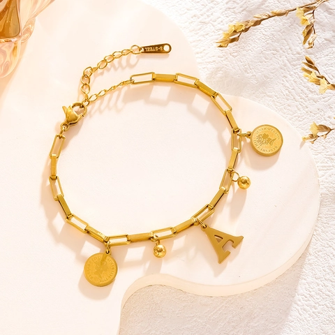 Retro Titanstahl Büroklammerkette Armband Für Damen Vergoldet Königin Porträt Münze Initialen Buchstaben Anhänger Schmuck