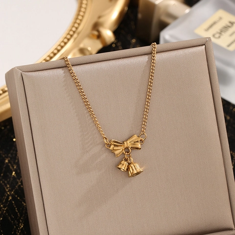 Elegante Titaniumstaal Strik Bel Hanger Halsketting Voor Vrouwen Verguld Lichte Luxe Zoete Sleutelbeen Ketting Sieraden Accessoire