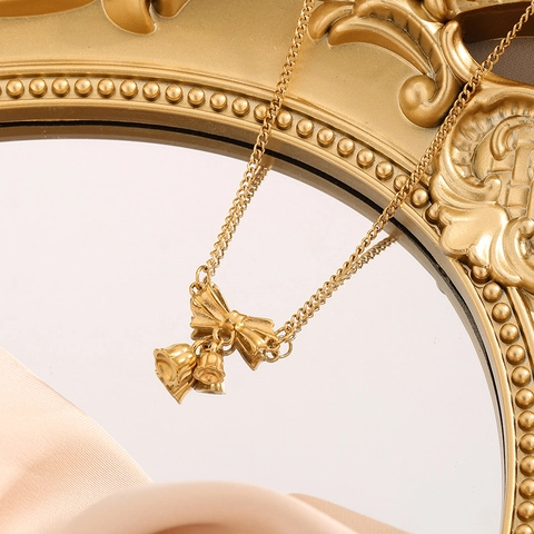 Elegante Titaniumstaal Strik Bel Hanger Halsketting Voor Vrouwen Verguld Lichte Luxe Zoete Sleutelbeen Ketting Sieraden Accessoire