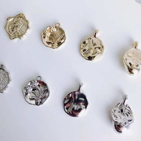 Vintage Alloy Coin Relief Pendants Floral Relief Charms For Earring Necklace DIY Jewelry Making Gold Silver Accessory