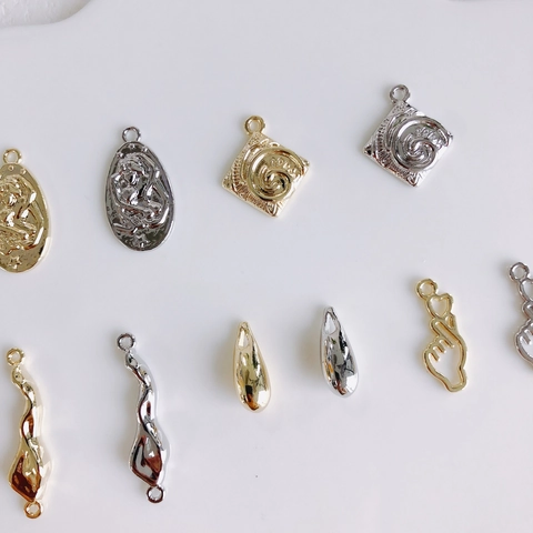 Vintage Alloy Relief Coin Square Irregular Wave Finger Heart Charms For DIY Necklace Bracelet Jewelry Making Accessories