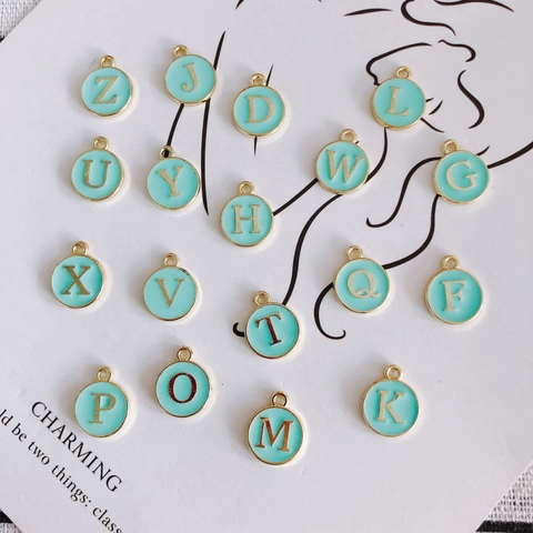 Colgante de Letra Inglesa Redonda de Aleación de Esmalte Vintage Simple Oro Verde Menta Amuletos de Alfabeto para Collar Pulsera DIY Joyería Mujer