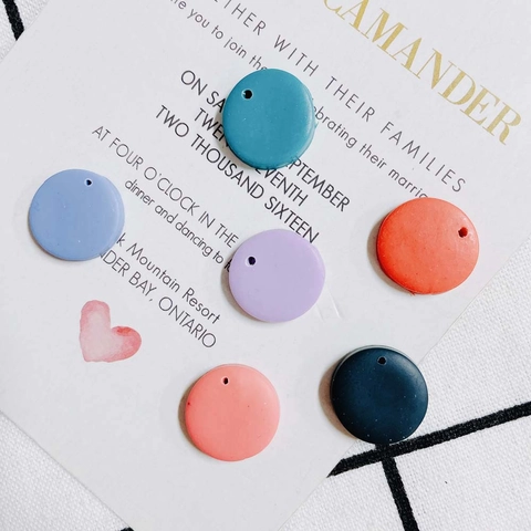 Runde Polymerton Anhänger Bunte Flache Scheibenperlen Mit Vorgebohrtem Loch Für DIY Schmuckherstellung Ohrringe Halskette Armband Bastelzubehör
