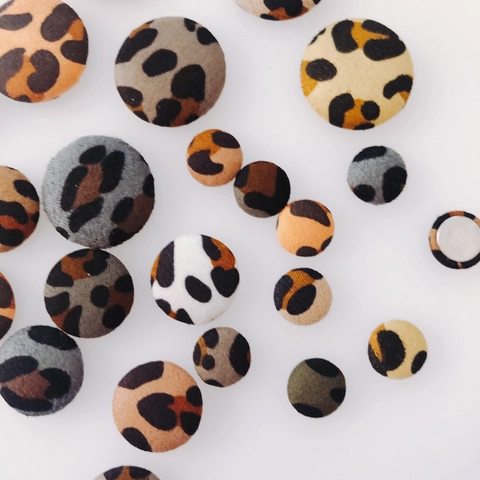 Ciondoli Avvolti in Tessuto Tondo con Stampa Leopardata Vintage Bottoni a Retro Piatto per Produzione di Gioielli Fai da Te Accessori
