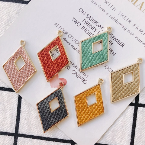 Colgante de Aleación en Forma de Rombo Hueco con Textura de Cuero Sintético Chapado en Oro Dije Geométrico para Joyería DIY