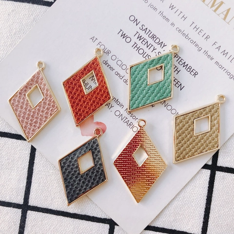 Colgante de Aleación en Forma de Rombo Hueco con Textura de Cuero Sintético Chapado en Oro Dije Geométrico para Joyería DIY