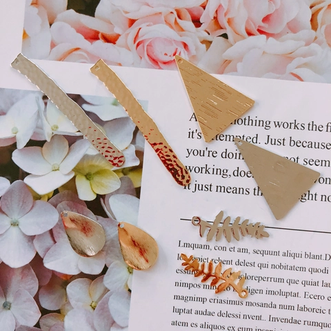 DIY Accessoires de Bijoux en Alliage Électroplaqué Minimaliste Feuille Longue Barre Triangle Goutte d'Eau Pendentifs Charms en Métal Martelé