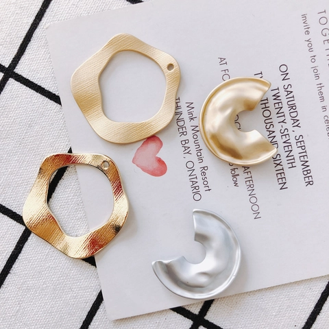 Accessori per Gioielli in Lega Galvanizzata DIY Ciondolo Geometrico Irregolare Tondo Cavo per Realizzazione Orecchini Collane Commercio All'Ingrosso