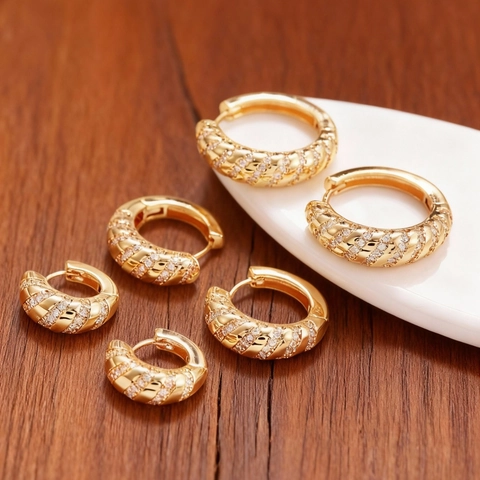 Orecchini a Cerchio in Rame Torsadé Minimalisti per Donna Placcati in Oro Micro Pavé di Zirconia Eleganti Gioielli Rotondi