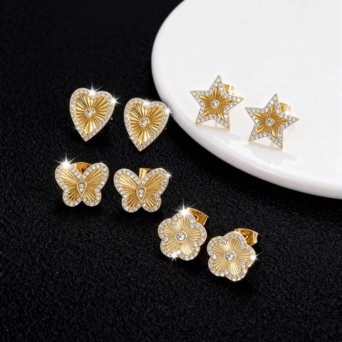 Set di Gioielli di Lusso in Rame e Zirconia Placcato Oro Farfalla Cuore Stella Corona Collana con Ciondolo Orecchini a Bottone per Donna