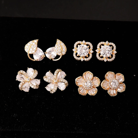 Eleganti Orecchini a Bottone in Rame e Zircone Placcati Oro a Forma di Fiore Geometrico Foglia Trifoglio Gioielli Donna