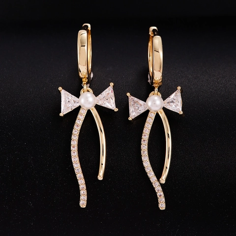 Boucles d'Oreilles Élégantes en Cuivre avec Nœud Papillon et Gland en Zircon pour Femmes Dorées avec Künstliche Perle de Synthèse Bijoux Chic