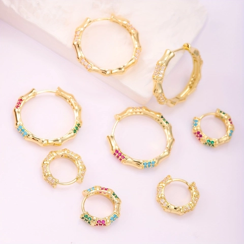 Eleganti Orecchini a Cerchio con Giunto di Bambù Zircone Multicolore Incastonato Rame Con Perno in Argento Sterling 925 Donna