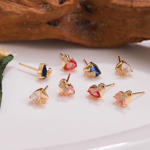Orecchini a Bottone con Cuore e Fiocco in Zirconia Design di Nicchia per Donna Rame Placcato Oro 18K Dolce Elegante