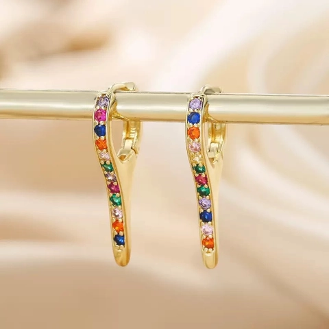 Lussuosi Orecchini a Cerchio Huggie Spike in Rame Zirconia Placcati Oro 18K Argento Strass Arcobaleno Orecchini a Pendente Donna Gioielli
