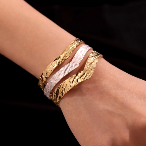 Hammered Texture Stainless Steel Cuff Bangle For Women Gold Silver Two Tone White Enamel Multi Layer Wide Armband Jewelry