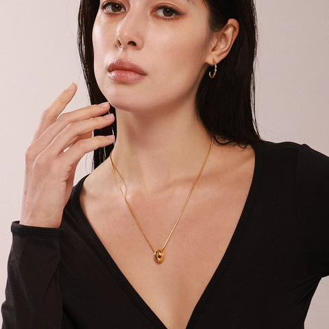 Collana con Pendente a Ciottolo in Acciaio Inossidabile Placcato Oro Con Zirconia Cubica Colorata Anello Geometrico a Onde per Donna Gioielli Regalo