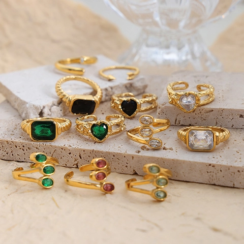 Anello in Acciaio al Titanio Vintage con Pietra in Vetro Smeraldo Nero Placcato Oro 18K Anello Geometrico Aperto Regolabile per Donna