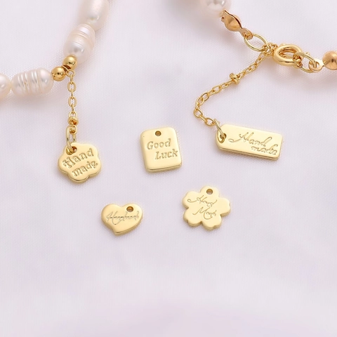 Ciondoli in Lega Placcata Oro a Forma di Cuore Fiore Rettangolo Con Scritte Hand Made Good Luck Accessori per Gioielli Fai da Te