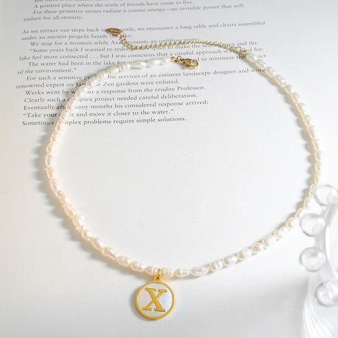 Collana con Ciondolo a Lettera Iniziale in Perla d'Acqua Dolce Vintage Francese in Acciaio al Titanio Placcato Oro Madreperla Gioielli da Donna Regalo