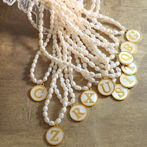Collana con Ciondolo a Lettera Iniziale in Perla d'Acqua Dolce Vintage Francese in Acciaio al Titanio Placcato Oro Madreperla Gioielli da Donna Regalo