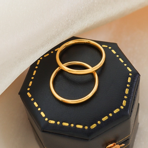 Anello a Fascia in Acciaio al Titanio Placcato Oro 18K Minimalista per Donna Design di Lusso Semplice Anello Impilabile