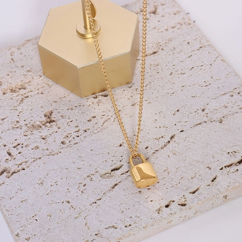 Collier Pendentif Cadenas en Acier Inoxydable Plaqué Or 18K Minimaliste pour Femme Bijoux de Mode Serrure Polie