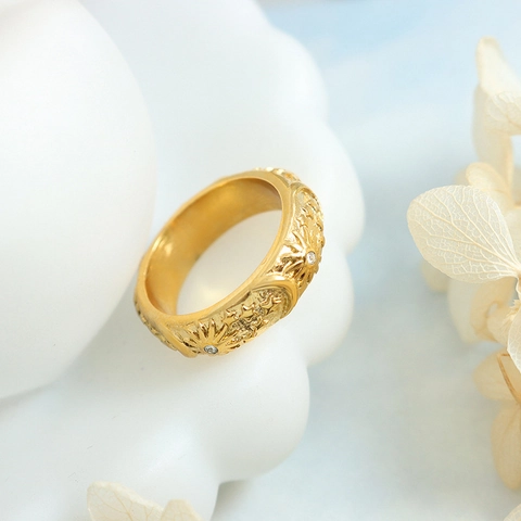 Vintage Celestial Sonne Mond Sterne Relief Ring Titan Edelstahl Mit Zirkon 18K Vergoldet Höfischer Stil Für Frauen