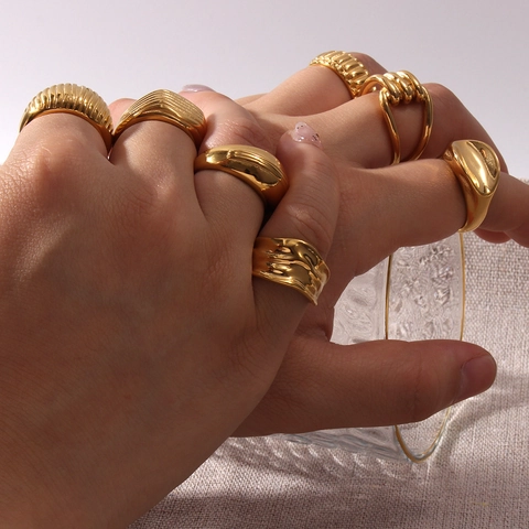 Anello a Fascia Larga Strutturato Geometrico in Acciaio Inossidabile Placcato Oro 18K per Donna Gioielli Minimalisti Annodati