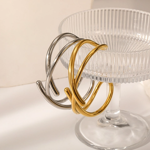 Bracelet Jonc Croisé Minimaliste en Acier Inoxydable Plaqué Or 18K Géométrique Ouvert Bijoux de Mode Étanche pour Femme
