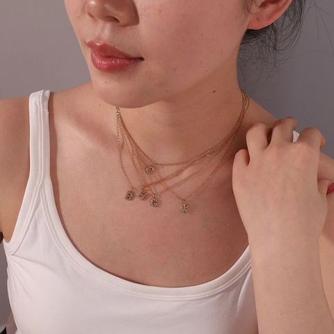 Collana con Pendente a Lettera dell'Alfabeto in Acciaio al Titanio Placcato Oro 18K Vintage con Strass Gioielli alla Moda da Donna