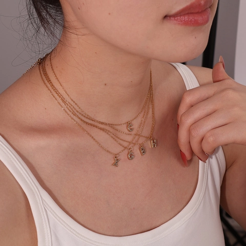 Collana con Pendente a Lettera dell'Alfabeto in Acciaio al Titanio Placcato Oro 18K Vintage con Strass Gioielli alla Moda da Donna