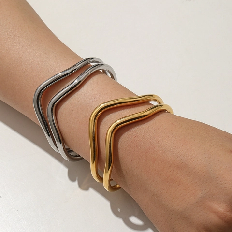 Bracelet Jonc Ouvert à Ondes à Double Ligne en Acier Inoxydable pour Femme Étanche Plaqué Or 18K Punk Minimaliste Géométrique