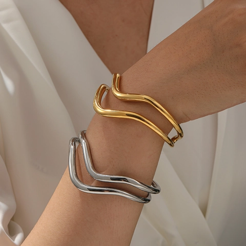 Bracelet Jonc Ouvert à Ondes à Double Ligne en Acier Inoxydable pour Femme Étanche Plaqué Or 18K Punk Minimaliste Géométrique