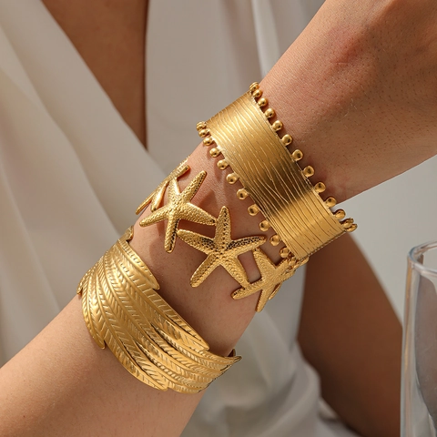 Bracciale Rigido Aperto in Acciaio Inossidabile Vintage per Donna Oro Galvanizzato Ramo Foglia Rosa Stella Marina Piuma
