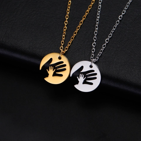 Collier Pendentif Rond Ajouré en Acier Inoxydable Main Tenant Main pour Maman Bébé Bijoux Cadeau Amour Maternel