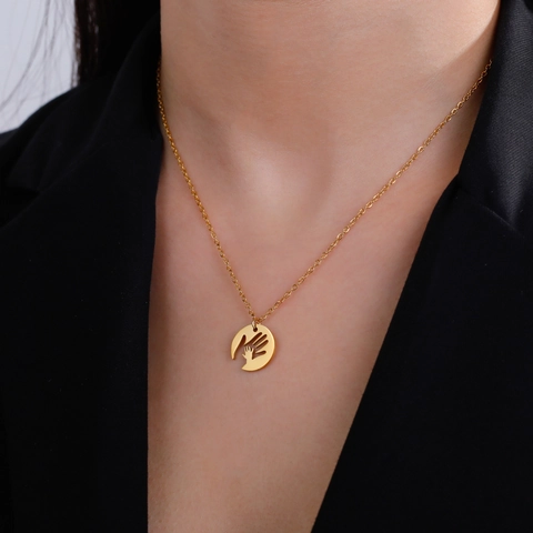 Collier Pendentif Rond Ajouré en Acier Inoxydable Main Tenant Main pour Maman Bébé Bijoux Cadeau Amour Maternel