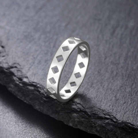 Anillo Minimalista de Acero Inoxidable Calado Patrón Geométrico Rombo Chapado en Oro 18K Joyería de Moda Hombre Mujer