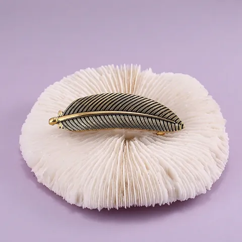 Pince à Cheveux Vintage en Alliage Forme de Plume pour Femmes Épingle à Cheveux Style Forêt Rétro Feuille de Métal Or Argent