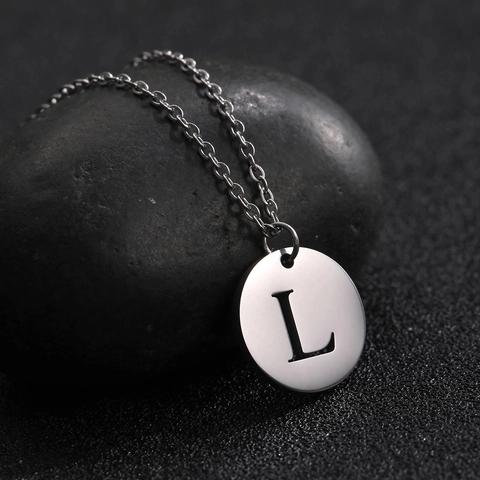 Collana con Pendente Rotondo in Acciaio al Titanio Minimalista A-Z Lettera Maiuscola Alfabeto Disco Unisex Gioielli di Moda