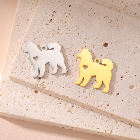 Ciondolo Cane Samoiedo in Acciaio Inossidabile Con Cuore Intagliato Charm per Creazione Fai da Te Collane Orecchini Portachiavi Accessorio Gioielli Placcato Oro 18K