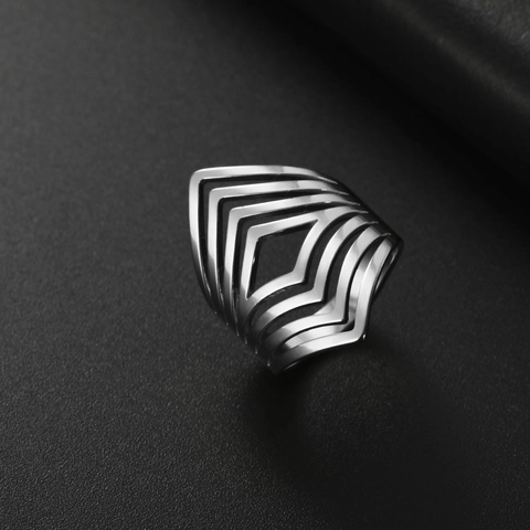 Bague en Acier Inoxydable à Lignes Géométriques Ajourées Exagérée pour Femme Mode Personnalisée Large Anneau Bijoux de Fête