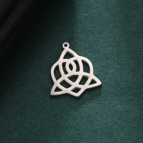 Ciondolo a Triangolo con Cuore a Nodo Celtico in Acciaio Inossidabile per Creazione Gioielli Fai-da-te Ciondolo Geometrico Traforato