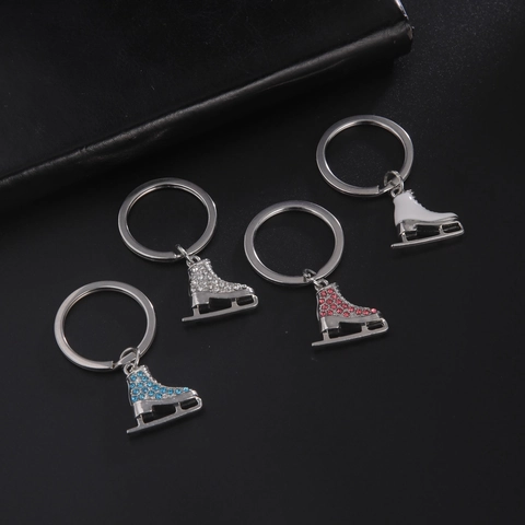 Portachiavi Creativo a Forma di Pattino da Ghiaccio Metallo Strass Smalto Ciondolo per Borsa Donna Accessorio Sportivo Regalo